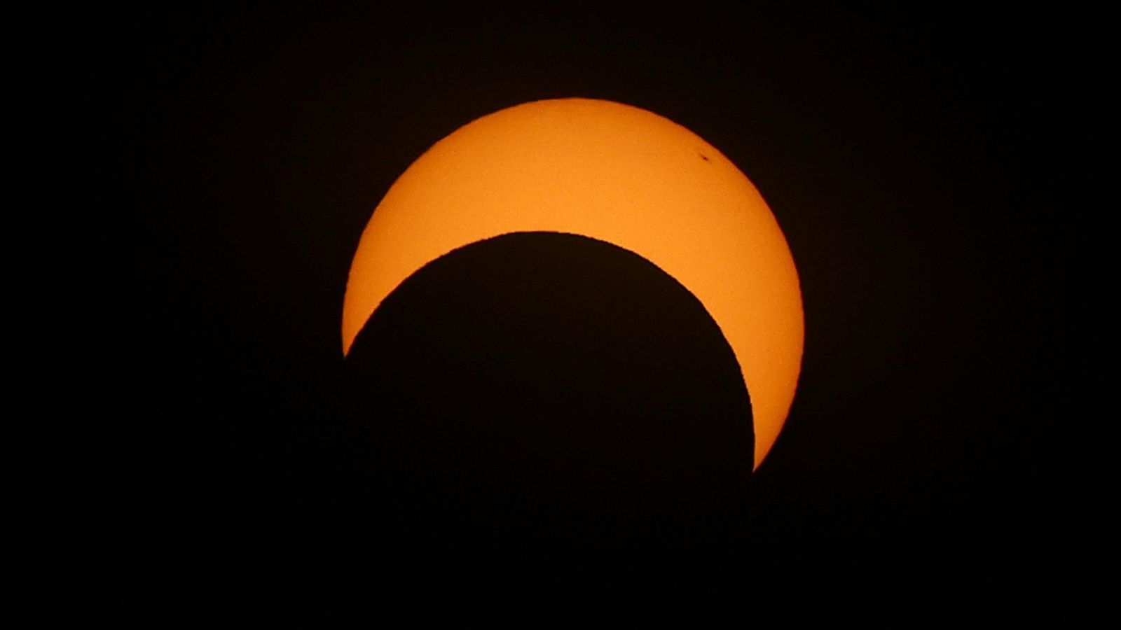 What Should Muslims Do During an Eclipse? A Guide to แนขalฤt al-Kusลซf
